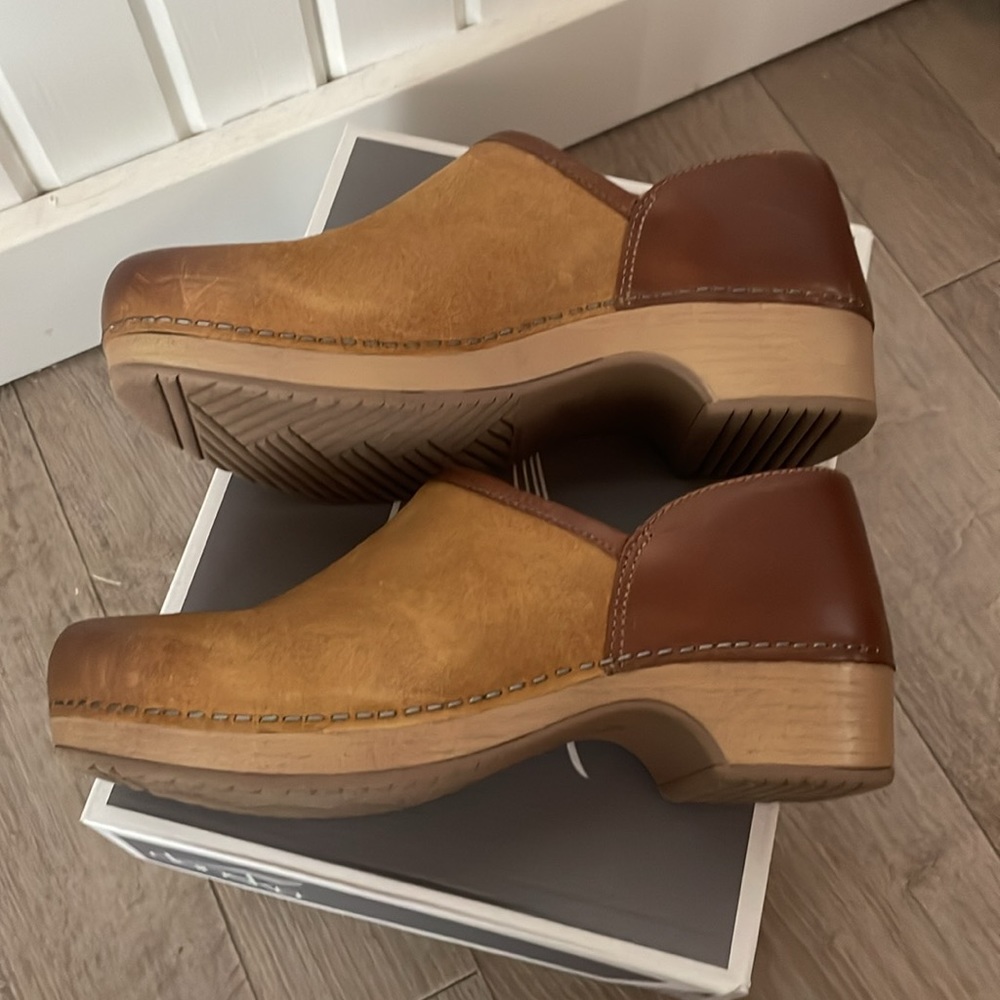 Dansko Brenna Clogs sz 37 in Burnished Suede